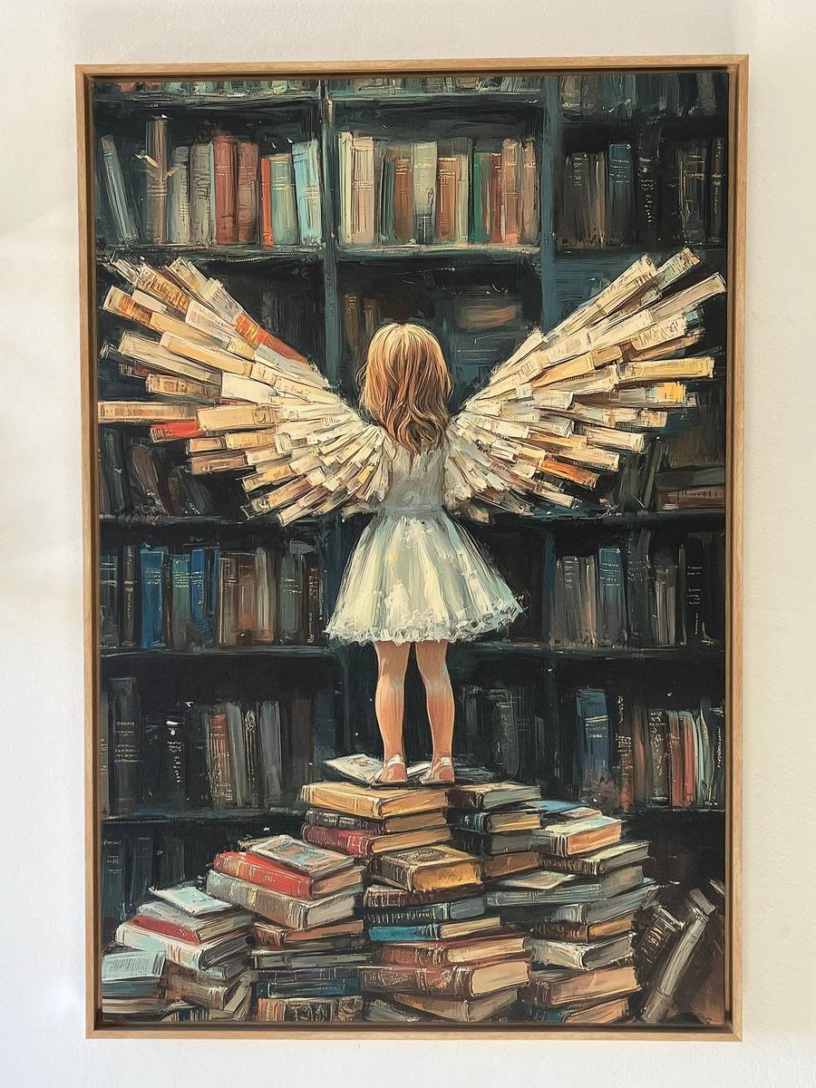 Menina com asas abertas entre livros — Filos Editora